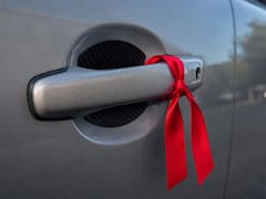 Colgar una cinta roja en el coche: qué significa y para qué sirve