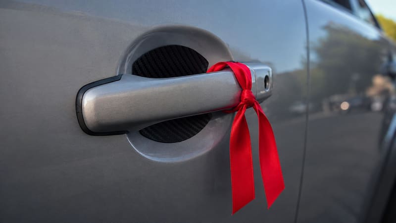 Colgar una cinta roja en el coche: qué significa y para qué sirve