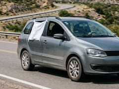 Tener colgada una tela blanca en la ventana de un coche en movimiento: qué significa y para qué se usa