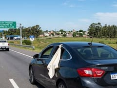 Qué implica observar una tela clara colgando de la ventana de un auto en la ruta