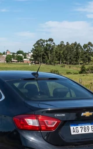 Enganchar una tela blanca en la ventana de un coche en movimiento: qué significa y por qué se usa