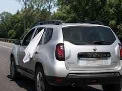 Colgar una tela blanca en la ventana de un auto en movimiento: qué significa y por qué es fundamental saber cómo actuar