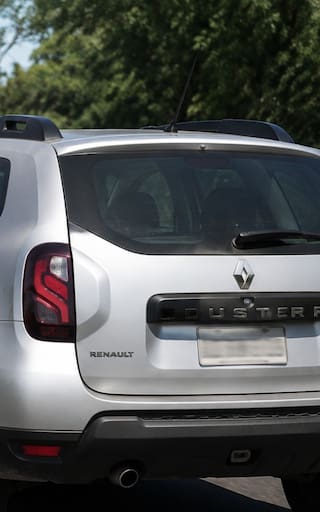 Colgar una tela blanca en la ventana de un auto en movimiento: qué significa y por qué es fundamental saber cómo actuar