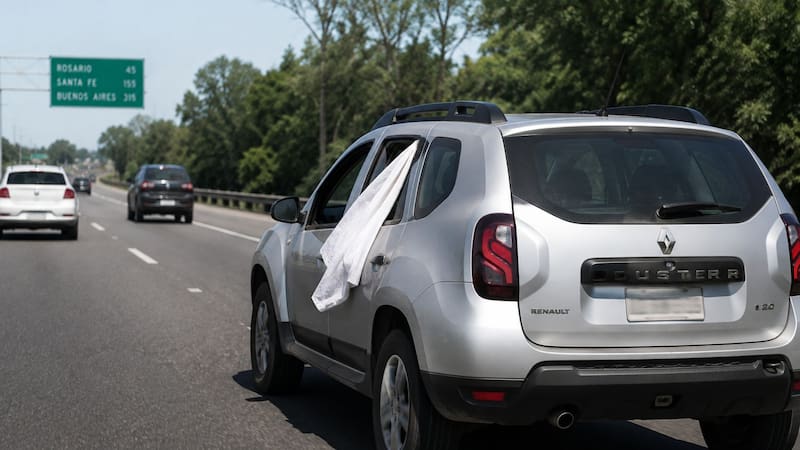 Colgar una tela blanca en la ventana de un auto en movimiento: qué significa y por qué es fundamental saber cómo actuar