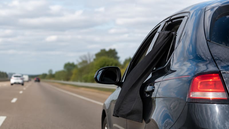 Colgar una tela negra en la ventana de un coche en movimiento | Qué significa y para qué sirve