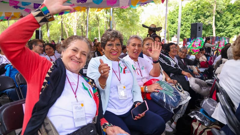 Ciudad de México lleva a adultos mayores a conocer diferentes lugares del país con todo pago.