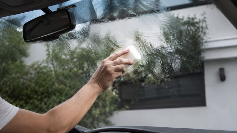 Colocar jabón blanco en el parabrisas del autos por qué recomiendan hacerlo y para qué usarlo.