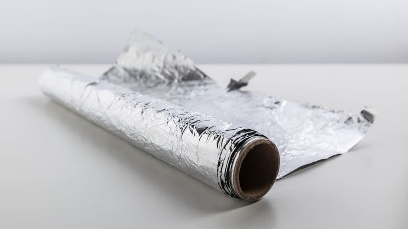 Colocar papel aluminio en las rejillas del baño: para qué sirve y por qué recomiendan hacerlo a diario