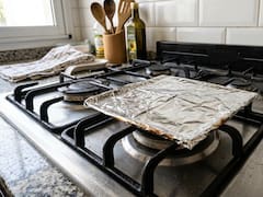Colocar papel aluminio sobre las hornallas: para qué sirve y por qué algunas personas lo utilizan en la cocina