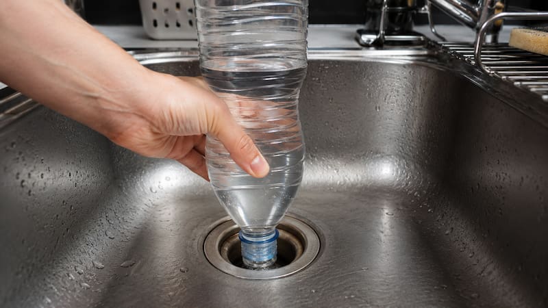 El objetivo principal es generar presión dentro de la cañería para intentar desplazar pequeñas obstrucciones que impiden que el agua circule normalmente.