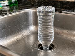 Colocar una botella de plástico con agua boca abajo en el desagüe del fregadero: para qué sirve y por qué lo recomiendan