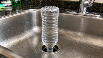 Colocar una botella de plástico con agua boca abajo en el desagüe del fregadero: para qué sirve y por qué lo recomiendan