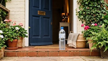 Colocar una botella de plástico con agua en la entrada de casa: para qué sirve y por qué miles lo usan en sus hogares