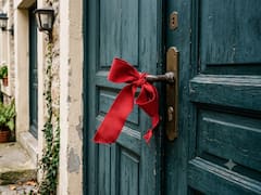 Colocar una cinta roja en la puerta de casa: para qué sirve y por qué recomiendan hacerlo