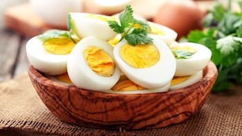 Ni correr, ni caminar: la dieta del huevo para bajar de peso que no sube el colesterol