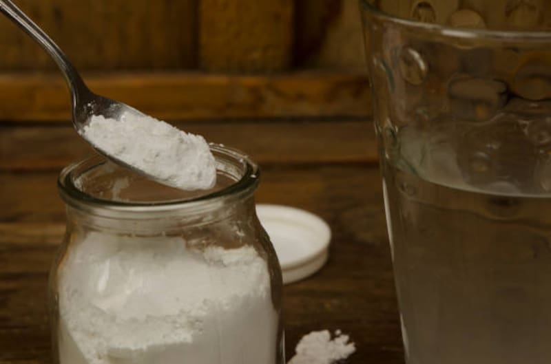 Limpieza eficaz y económica: agua oxigenada y bicarbonato de sodio en el hogar.