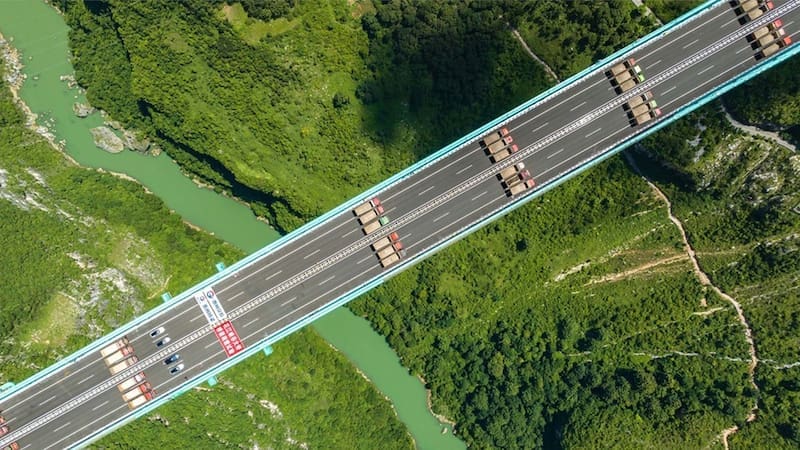 Puente del Gran Cañón de Huajiang: el más alto del mundo en Guizhou, China (foto: archivo).