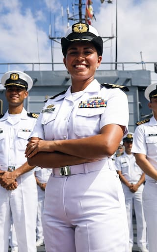 Confirmado por la Armada Nacional | Buscan hombres y mujeres para integrar el Cuerpo Administrativo: salario supera el millón de pesos