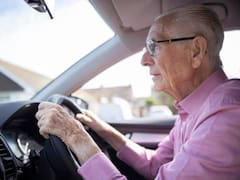 La licencia de conducir para los adultos de 65 años llega a su fin: ya no podrán manejar si no cumplen este requisito
