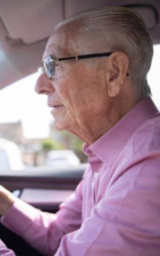 La licencia de conducir para los adultos de 65 años llega a su fin: ya no podrán manejar si no cumplen este requisito