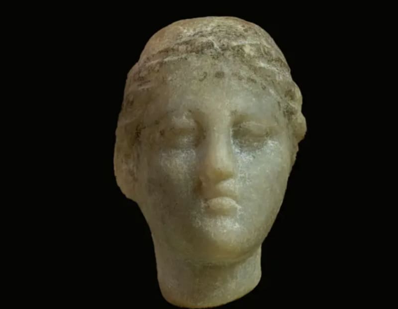 El mármol que, se cree, representaría el rostro de Cleopatra (Fuente: archivo).