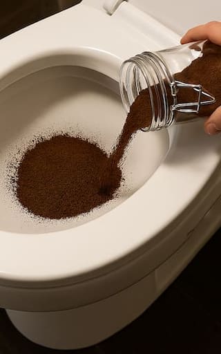 Colocar café usado en una taza y tirarlo en el inodoro una vez a la semana: para qué sirve y qué beneficios tiene