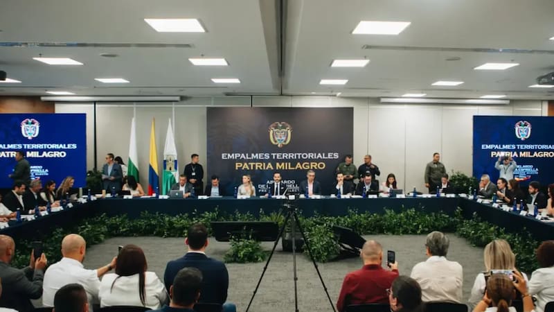 Los anuncios se realizaron durante una jornada de empalme regional con autoridades de Antioquia y alcaldes del departamento.