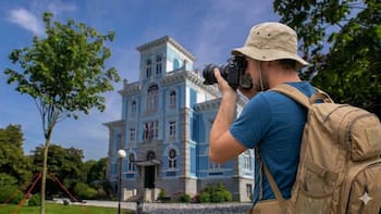 La llaman “La pequeña Habana”, pero está en España: este pintoresco pueblo destaca por sus casas coloniales que recuerdan a Cuba