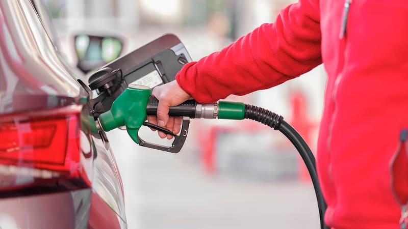 El precio del litro de combustible en España.