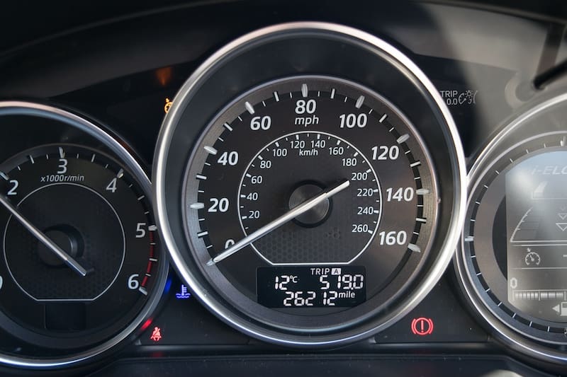 El precio del litro de combustible en España.
