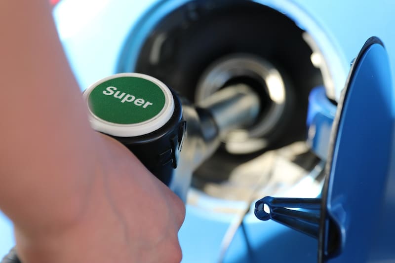 El precio del litro de combustible en España.