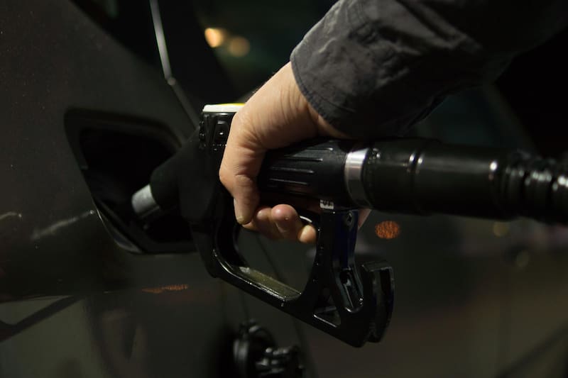 El precio del litro de combustible en España.