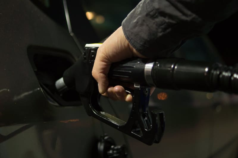 El precio del litro de combustible en España.