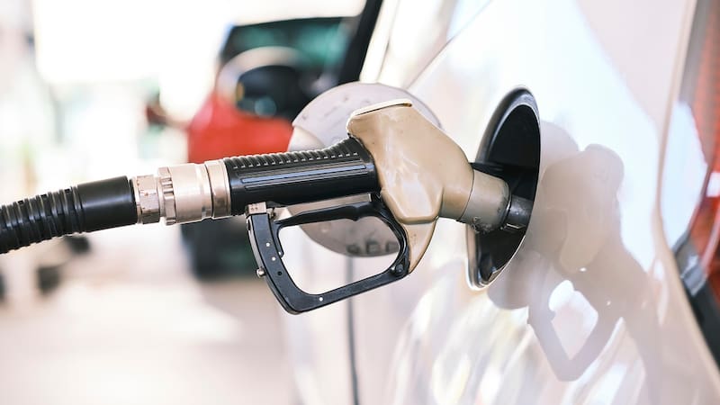 El precio del litro de combustible en España.