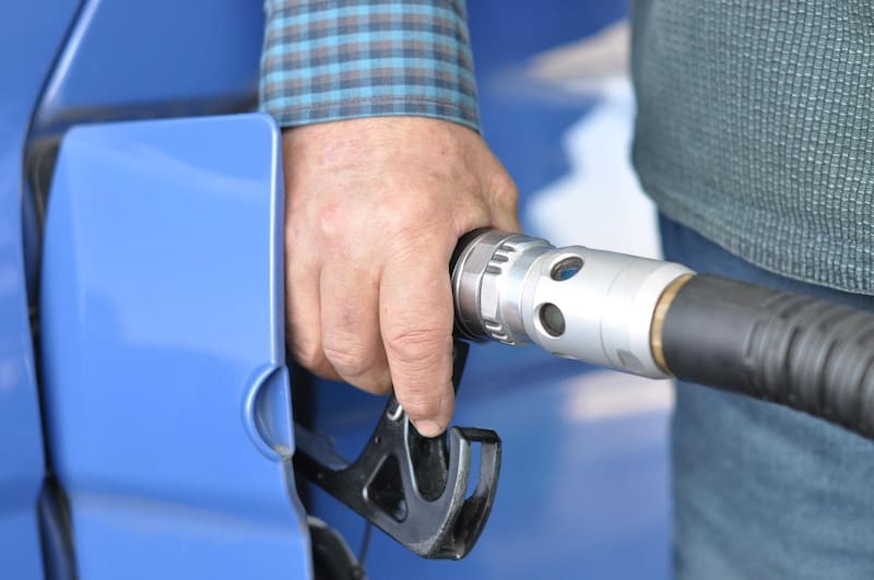 El precio del litro de combustible en España.