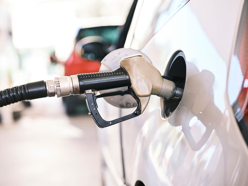 El precio del litro de combustible en España.