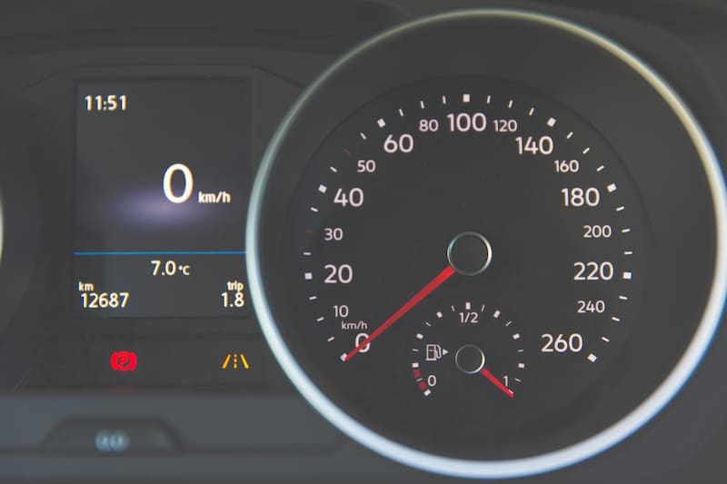 El precio del litro de combustible en España.