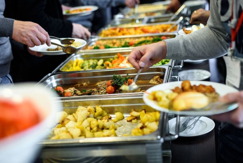 El programa está coordinado por organizaciones comunitarias y grandes redes solidarias. Fuente: iStock.