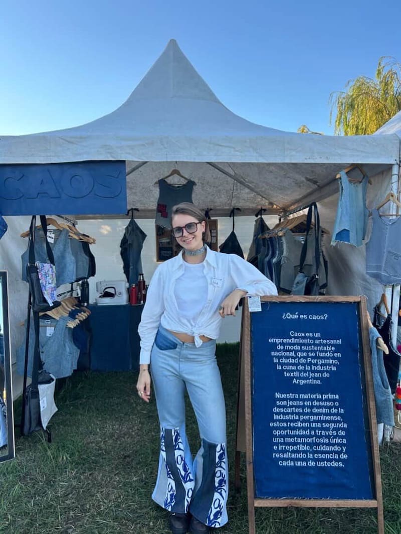 Comenzó a recolectar descartes de jeans y ahora diseña ropa única.