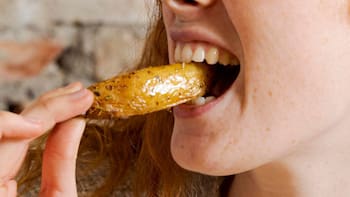 La cantidad exacta de veces que debes masticar la comida para evitar problemas estomacales, mejorar la digestión y llevar una vida más saludable