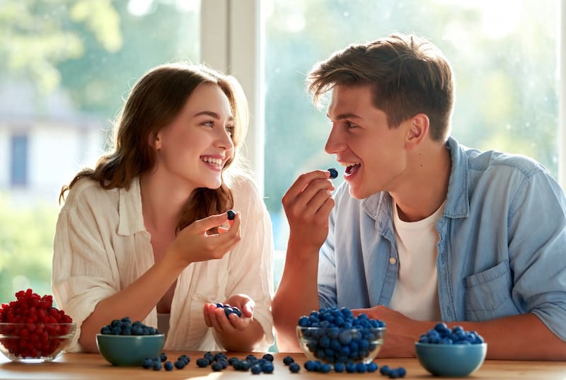 Los beneficios para la salud al comer arándanos.