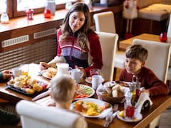 ¿Comer en familia o comer cada uno por su cuenta? Esto recomiendan los expertos en salud