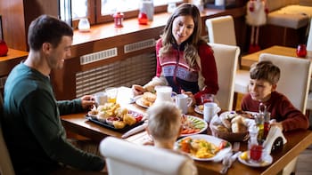 ¿Comer en familia o comer cada uno por su cuenta? Esto recomiendan los expertos en salud