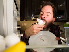 Qué significa que una persona coma con las manos, según la psicología: no es falta de modales y podría revelar una conexión más profunda con la comida