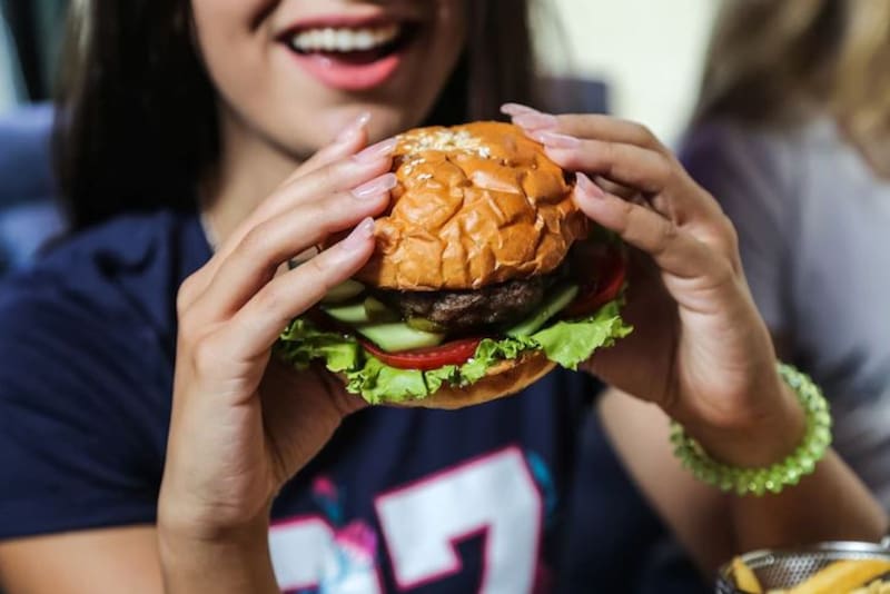 Expertos revelan los motivos de comer rápido y cuáles son sus consecuencias.
