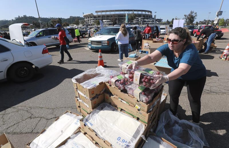California pone en marcha operativos especiales de distribución de comida gratuita para apoyar a familias y personas afectadas por la inflación y el aumento del costo de vida. Imagen: archivo.