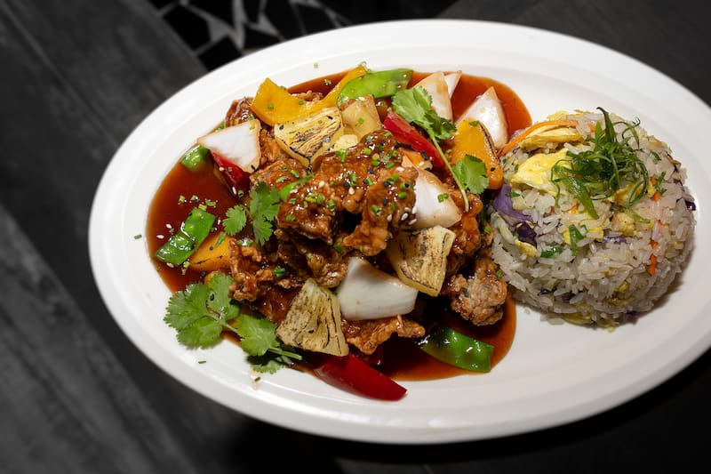 Un típico plato de comida chifa.