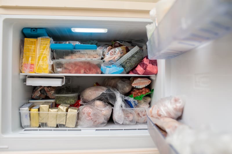 Es importante que la comida no se descongele de forma inadecuada (o que pierda la cadena de frío) porque el frío solo detiene o inactiva las bacterias y microorganismos, pero no los elimina.
