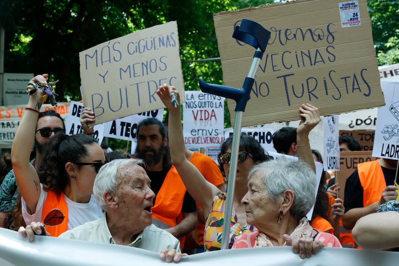 Miles de personas se manifiestan este domingo en Madrid para protestar por el encarecimiento de los alquileres y la dificultad de acceso a una vivienda en propiedad, en una marcha que da inicio a una "oleada de movilizaciones" en veinticuatro ciudades españolas en el mes de junio.
