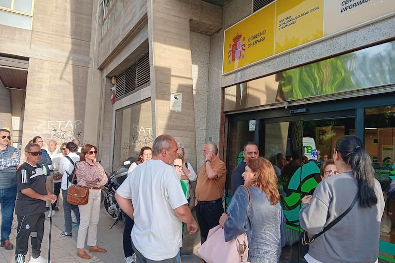 Ciudadanos inmigrantes han comenzado a regularizar su situación este lunes en las oficinas habilitadas.